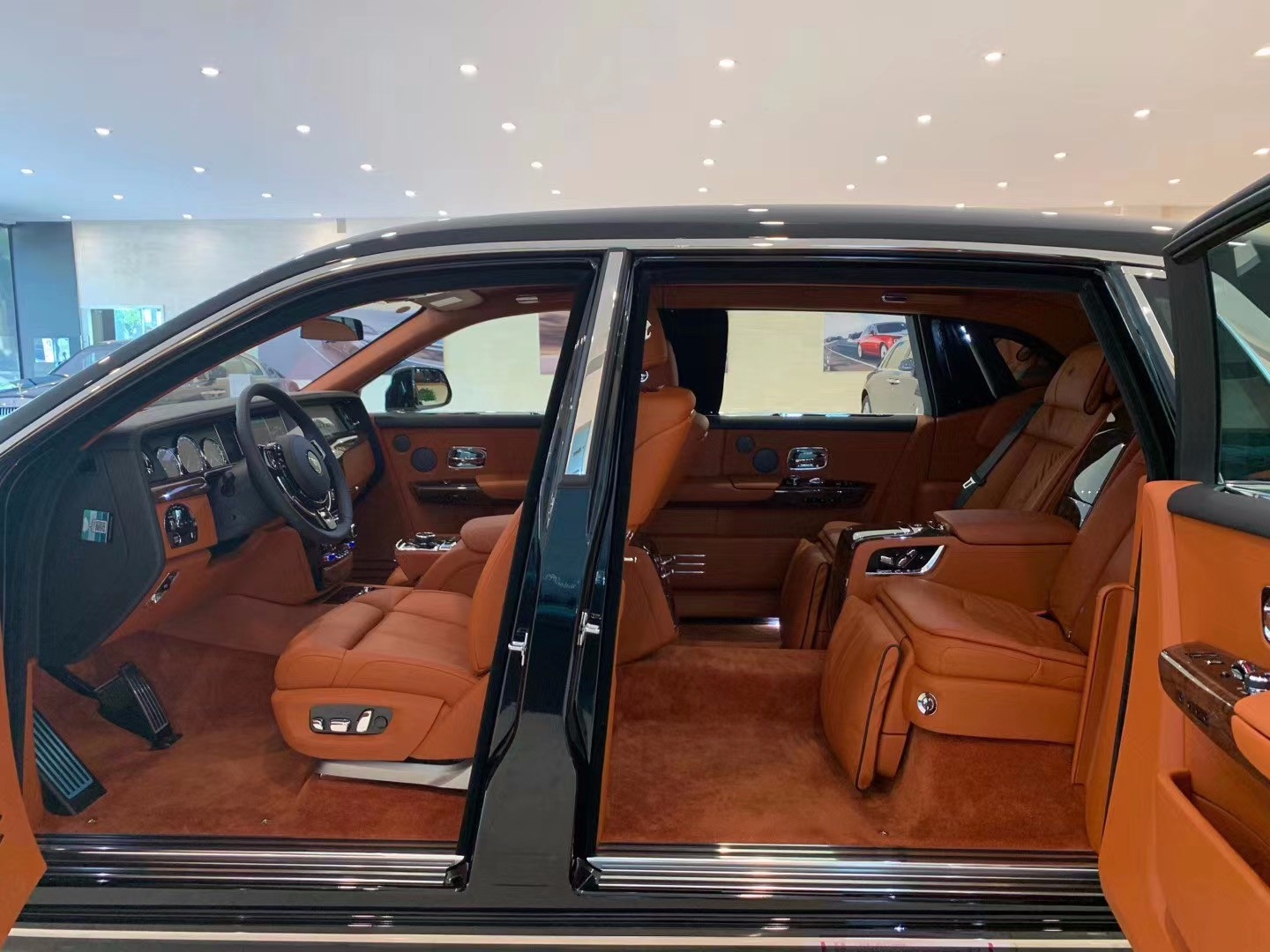 {賭馬}(劳斯莱斯幻影图片内饰大全)